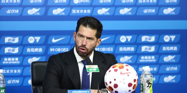 三镇1-3落后海牛，现场球迷高喊“莫拉下课”并有大量球迷退场