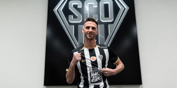 LOL世界赛2025-官方：昂热租借阿贾克斯中场范登博门至本赛季结束